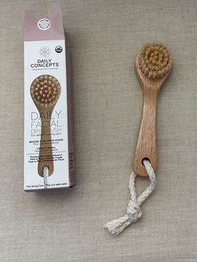 Daily Concepts Daily Facial Dry Brush For Radiant Looking Skin Open Box NEW
